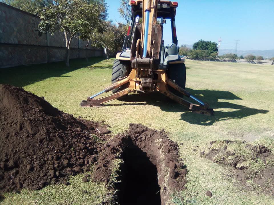 Calicata abierta en terreno natural para observar el subsuelo