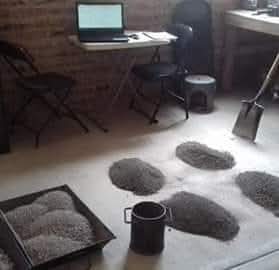 Ensayos de materiales sobre una mesa de laboratorio