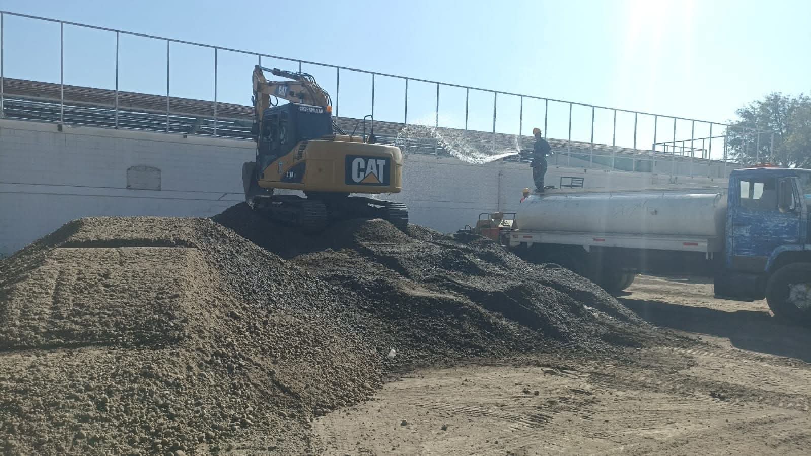 Maquinaria y camión en trabajos de terracería