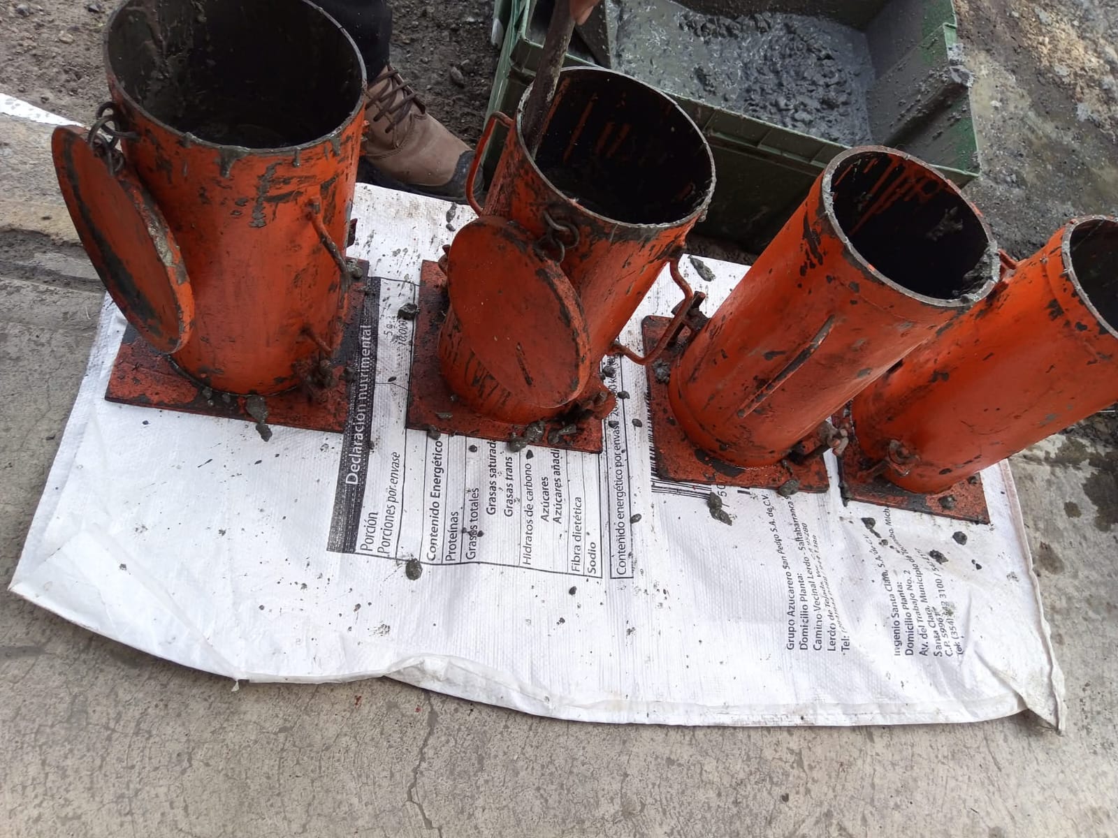 Moldes metálicos utilizados en ensayos de suelos