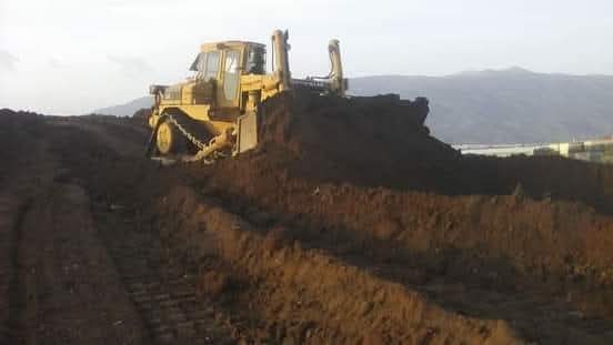 Bulldozer extendiendo material sobre un terreno