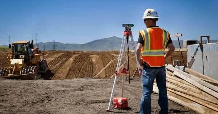 Nivelación y compactación de una plataforma de tierra