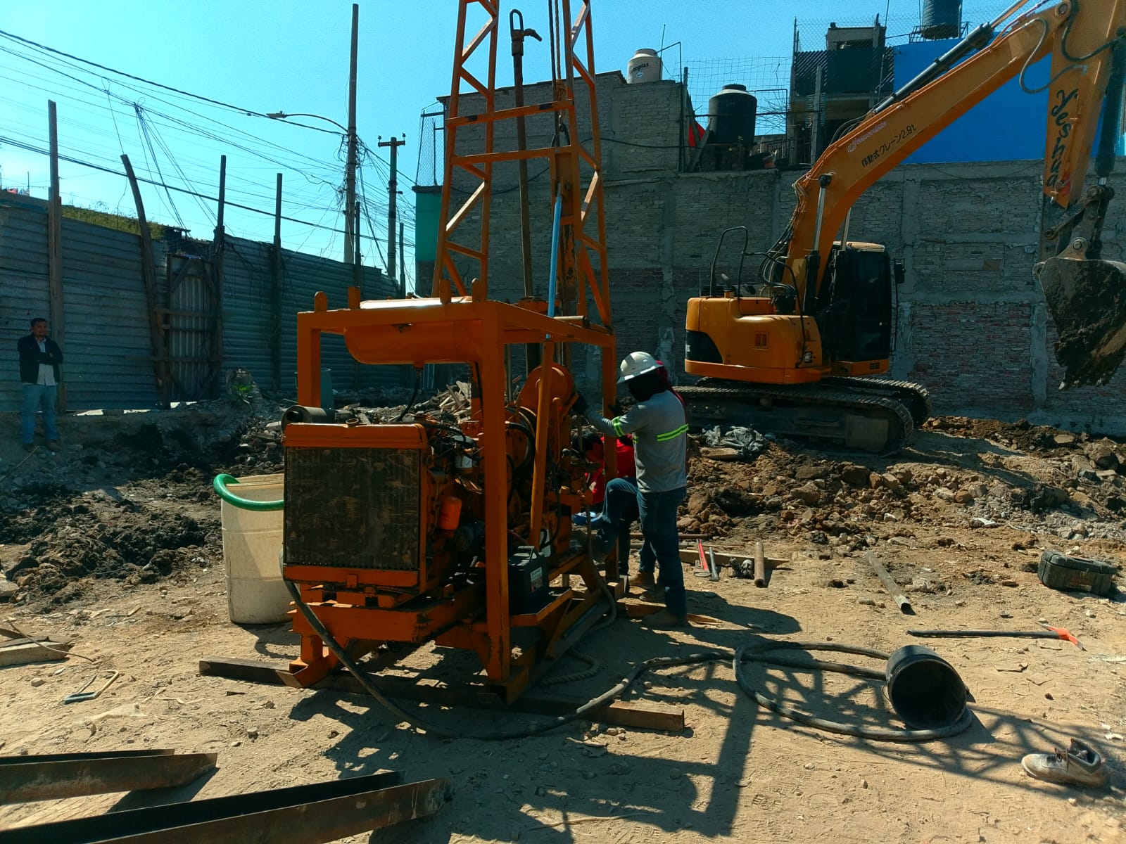 Equipo de perforación trabajando en una obra urbana