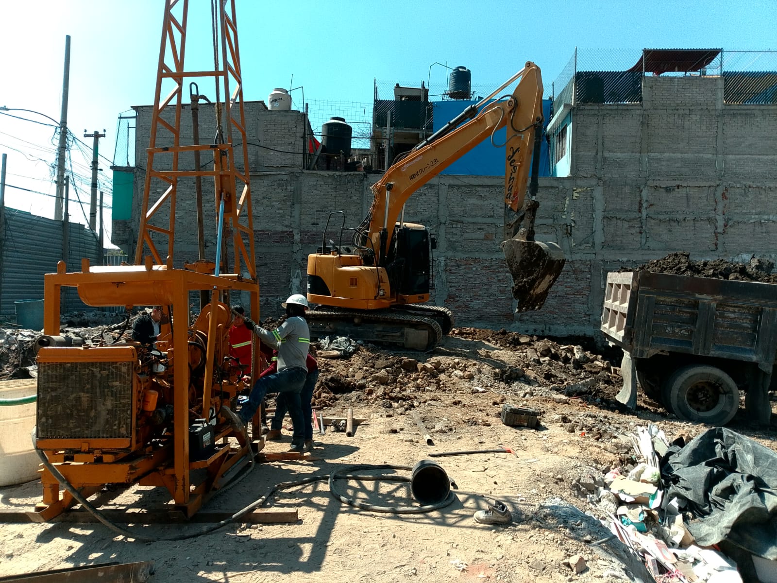 Equipo de perforación y exploración del subsuelo en una obra urbana