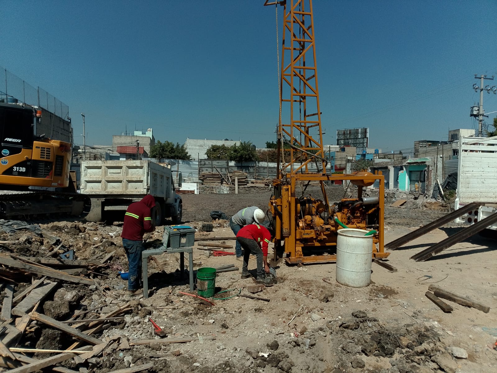 Equipo técnico realizando un sondeo en obra