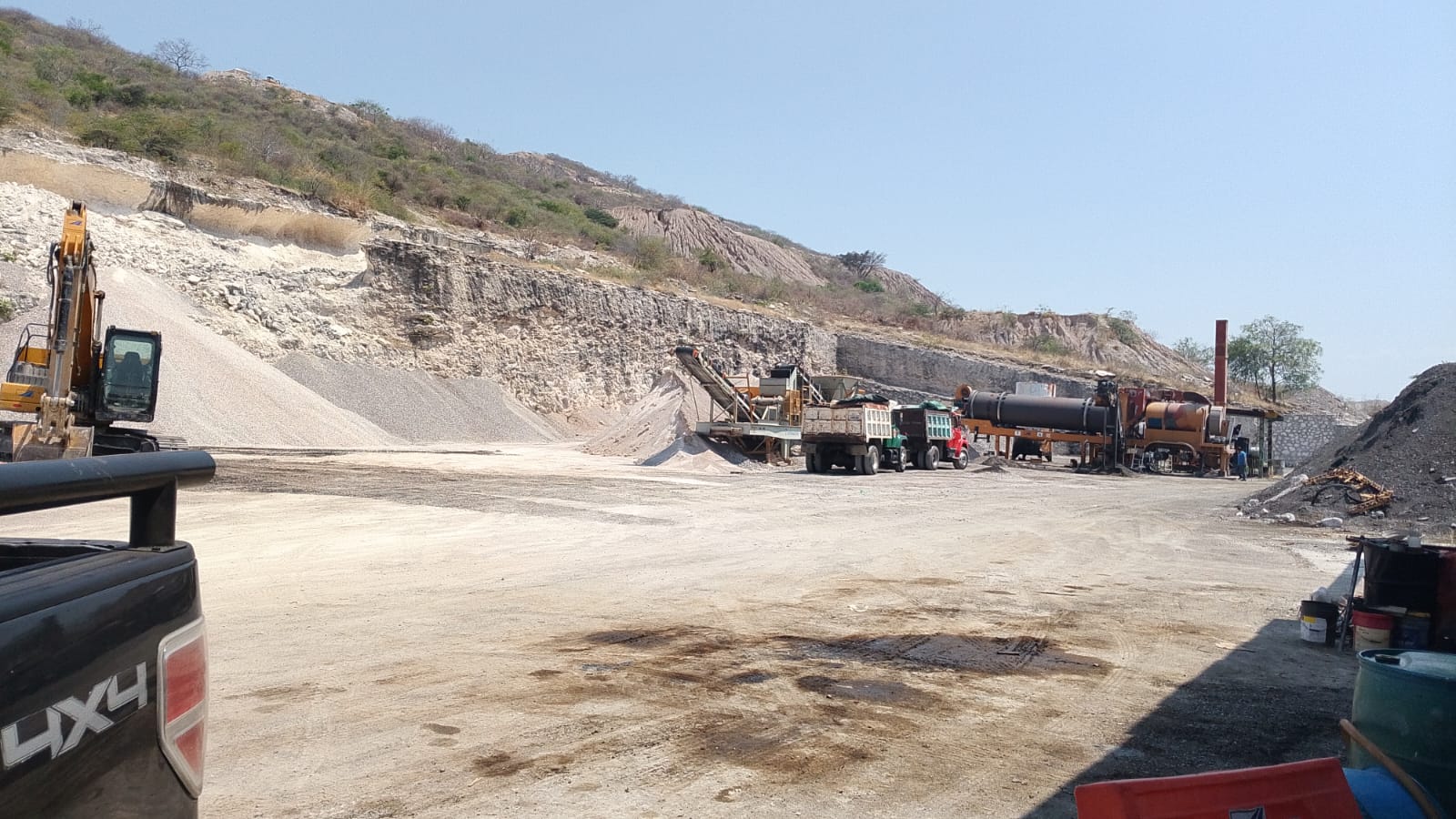 Vista amplia de una plataforma en preparación con maquinaria y excavación