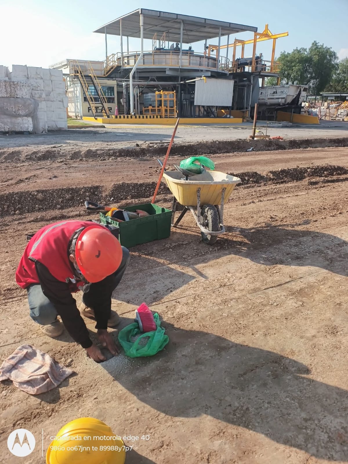 Técnico revisando las condiciones del suelo en una obra