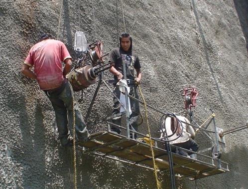 Equipo de trabajo en exploración geotécnica